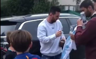 Como un vecino más: Messi se pasó la navidad firmando autógrafos en Funes 